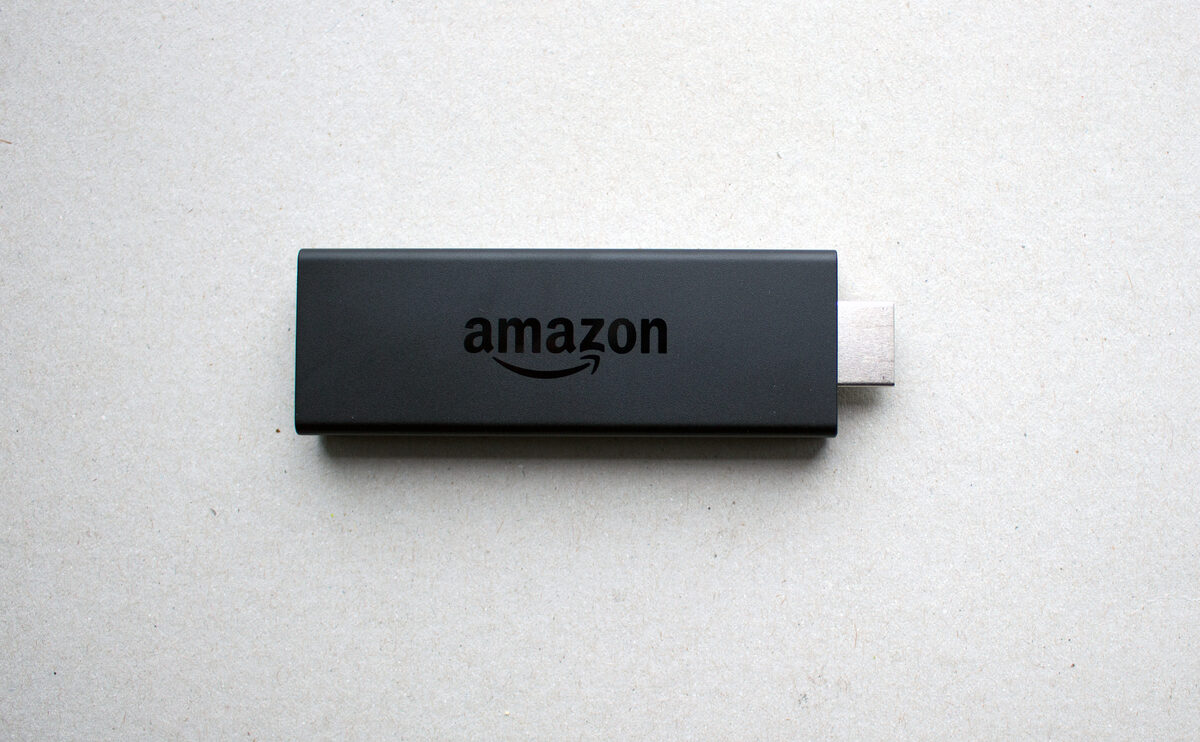 Streamingapparaat aangesloten op televisie — Firestick voor stabiele IPTV-streaming zonder buffering