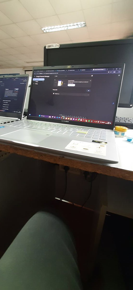 Asus VivoBook laptop op een bureau, klaar voor IPTV streaming via VLC of Smarters Pro